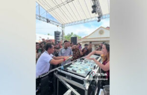 ¡Arrapes! Miembro de DPRD de North Lampung grabado para trotar a Sawer DJ Heboh! Anggota DPRD Lampung Utara Terekam Joget hingga Sawer DJ