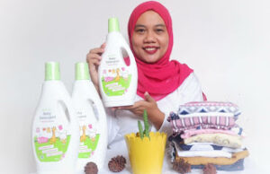 Cuidar la ropa de bebé con «Detergente de bebé de Mama’s Choice» Merawat pakaian bayi dengan "Mama's Choice Baby Detergent"
