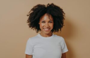 Lo que hace y no se deben hacer de la transición de un cabello relajado a natural The Do’s and Don’ts of Transitioning from Relaxed to Natural Hair