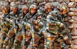 Tensiones de India-Pakistán: intercambio de fuego cerca del campamento del ejército de Jammu hojas a soldado heridas India-Pakistan tensions: Soldier injured in exchange of fire with suspect terrorist outside army camp in Jammu