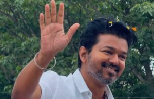 El guardia de seguridad de Thalapathy Vijay señala el arma a los fanáticos que se acercó demasiado al actor Thalapathy Vijay's security guard points gun at fan who got too close to actor, watch video