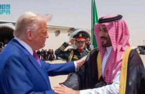 Trump llegó a Arabia Saudita, recibido por el príncipe heredero Mohammed bin Salman Trump Tiba di Arab Saudi, Disambut Putra Mahkota Mohammed bin Salman