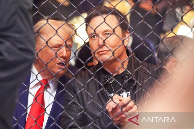 Descarga, Trump llama a no pensar en Elon Musk

