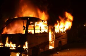 Fútbol africano – Tripoli Derby abandonado después de que los fanáticos asaltaran el campo en Libia; árbitro lesionado, los equipos huyen Fútbol africano - Tripoli Derby abandonado después de que los fanáticos asaltaran el campo en Libia; árbitro lesionado, los equipos huyen