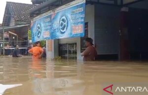 Varias aldeas en Jombang se inundaron debido al desbordamiento del río Varias aldeas en Jombang se inundaron debido al desbordamiento del río
