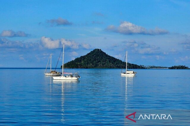 Turistas interesantes hasta la frontera a través de la navegación de yates a Natuna

