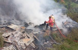Un residente murió por ser atrapado por un incendio de su casa antes de la oración de identificación Seorang warga meninggal karena terjebak kebakaran rumahnya jelang Shalat Id