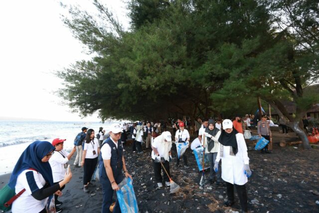 El Ministerio de Turismo lanza un movimiento de turismo limpio en el objeto de turismo de Banyuwangi GWD Beach

