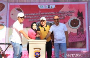 La policía regional de West Sumatra posee 1,000 kilogramos de actividades de cocina en el aniversario de Bhayangkara La policía regional de West Sumatra posee 1,000 kilogramos de actividades de cocina en el aniversario de Bhayangkara