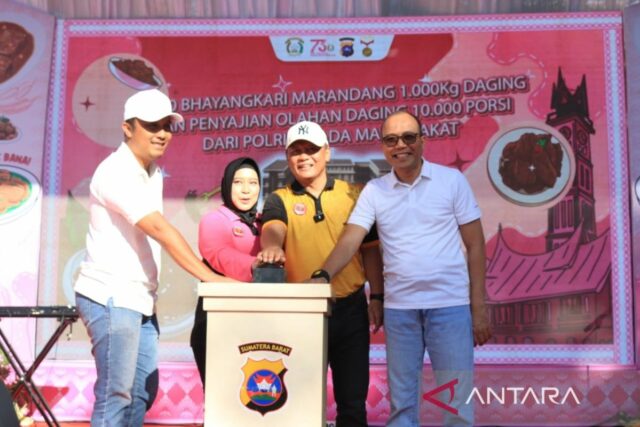 La policía regional de West Sumatra posee 1,000 kilogramos de actividades de cocina en el aniversario de Bhayangkara

