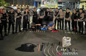 Supuestamente por la pelea de cuatro adolescentes arrestados por la policía Supuestamente por la pelea de cuatro adolescentes arrestados por la policía