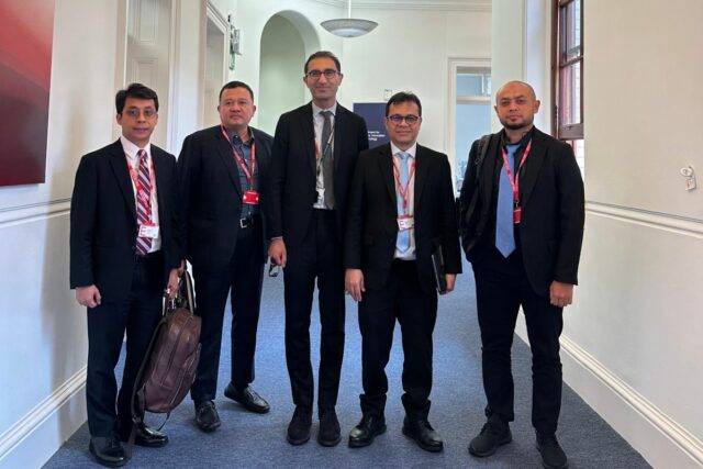 Wamenkomdigi se reunió con el Director General de DSIT discutiendo la colaboración de IA Indonesia-Inglés

