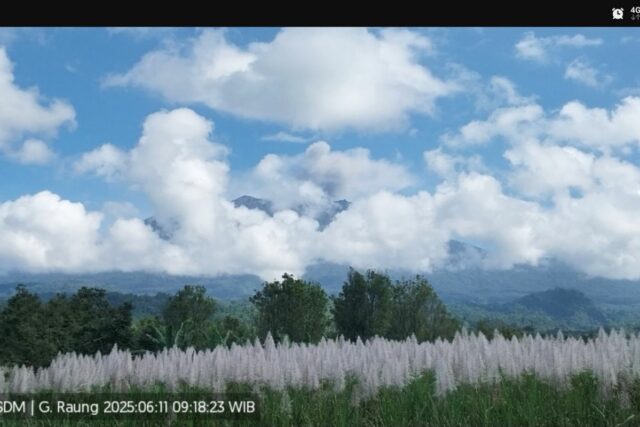 Mount Raung devolvió una erupción con una altura de 750 Mount Raung devolvió una erupción con una altura de 750 metros el miércoles por la mañana