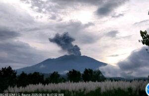 Erupción de Monte Raung con una altura de erupción alcanzada de 1,500 metros Erupción de Monte Raung con una altura de erupción alcanzada de 1,500 metros