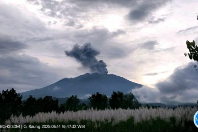 Erupción de Monte Raung con una altura de erupción alcanzada Erupción de Monte Raung con una altura de erupción alcanzada de 1,500 metros