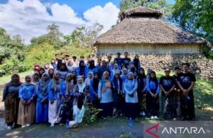 La Universidad de Hamzanwadi celebró una conferencia de campo etnomatemática en la mezquita antigua de Bayan La Universidad de Hamzanwadi celebró una conferencia de campo etnomatemática en la mezquita antigua de Bayan