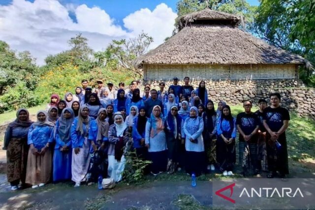 La Universidad de Hamzanwadi celebró una conferencia de campo etnomatemática en la mezquita antigua de Bayan

