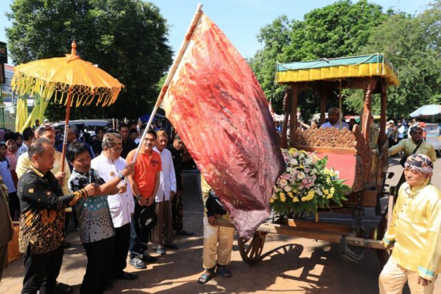 El gobierno de la ciudad de Cirebon hace que Kirab se príncipe Pulasaren sea una atracción turística

