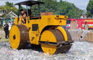 El gobierno de Regencia de Probolinggo destruyó 10 mil botellas de alcohol, Regente de Haris: se disparará el aparato involucrado en el alcohol El gobierno de Regencia de Probolinggo destruyó 10 mil botellas de alcohol, Regente de Haris: se disparará el aparato involucrado en el alcohol