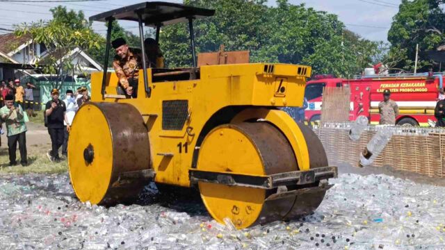 El gobierno de Regencia de Probolinggo destruyó 10 mil botellas de alcohol, Regente de Haris: se disparará el aparato involucrado en el alcohol

