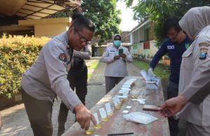 Docenas de la policía de Probolinggo usaron una prueba de orina repentina Docenas de la policía de Probolinggo usaron una prueba de orina repentina