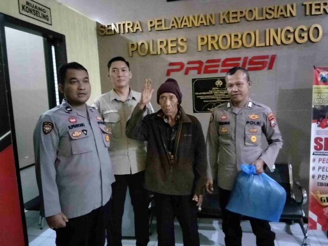 Se pensó que este abuelo aparentemente estaba buscando a su Se pensó que este abuelo aparentemente estaba buscando a su hijo a la estación de policía de Probolinggo