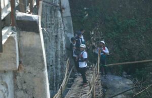 Regent Haris Revise el puente Swadaya que conecta el pueblo de Condong-Brabe Regent Haris Revise el puente Swadaya que conecta el pueblo de Condong-Brabe