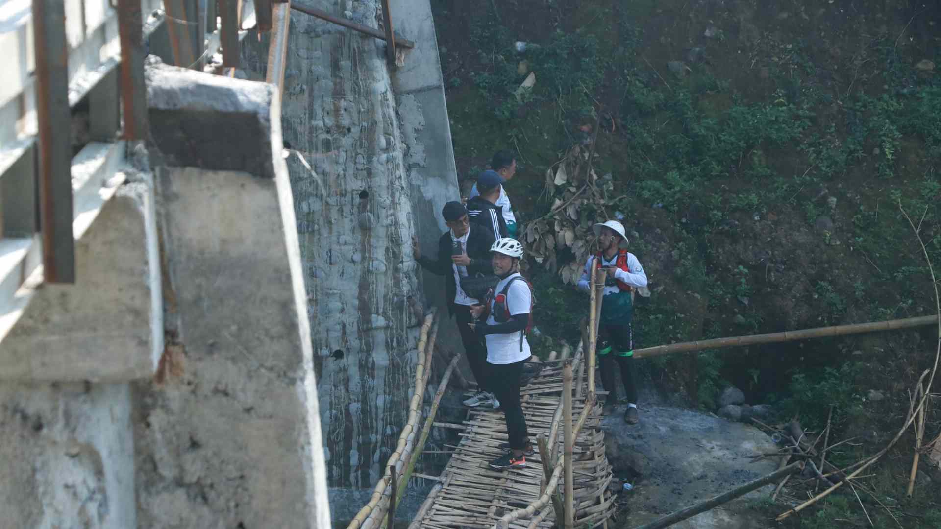 Regent Haris Revise el puente Swadaya que conecta el pueblo de Condong-Brabe

