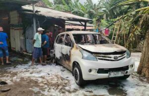 Avanza Alassumur Kulon Kulon Los autos fueron quemados, la pérdida de cientos de millones Avanza Alassumur Kulon Kulon Los autos fueron quemados, la pérdida de cientos de millones
