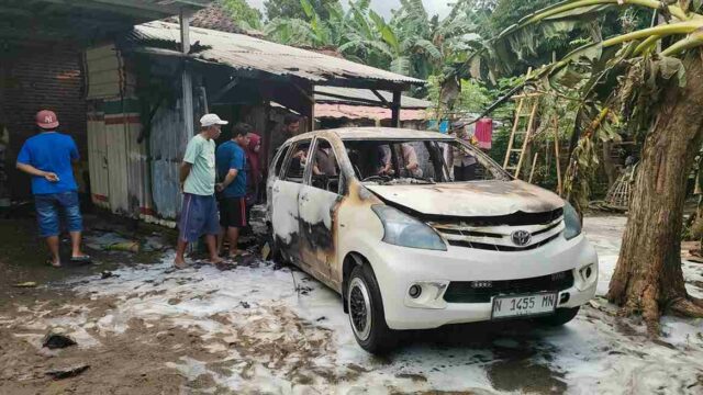 Avanza Alassumur Kulon Kulon Los autos fueron quemados, la pérdida de cientos de millones

