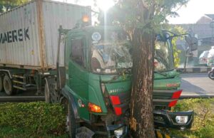 Supuestamente somnoliento, camiones de Bojonegoro golpeó mediana y árboles en Sukorejo Pasuruan Supuestamente somnoliento, camiones de Bojonegoro golpeó mediana y árboles en Sukorejo Pasuruan