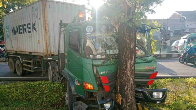 Supuestamente somnoliento, camiones de Bojonegoro golpeó mediana y árboles en Sukorejo Pasuruan

