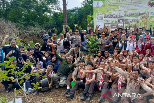 El gobierno de Bogor Regency aprecia mil árboles plantando en la cima por PT BAP

