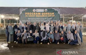 La Fundación AMC Bogor extiende 22 vacas para maestros y residentes del Corán La Fundación AMC Bogor extiende 22 vacas para maestros y residentes del Corán
