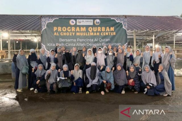 La Fundación AMC Bogor extiende 22 vacas para maestros y residentes del Corán

