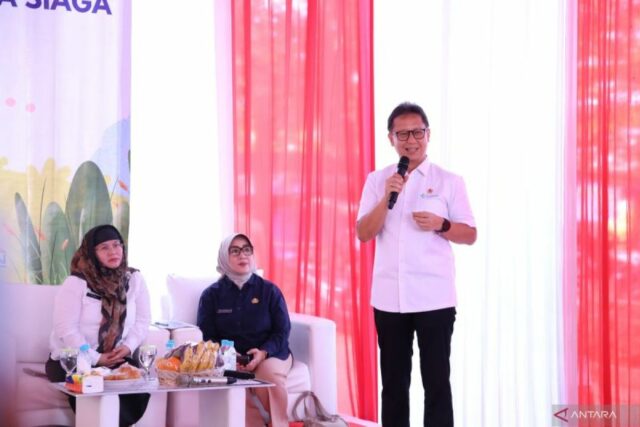 Ministro de Salud Budi Gunadi Sadikin Apreciación de la aldea de Klapanunggal Bogor Manijas proactivas TB Pacientes

