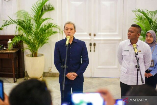 El alcalde de Bogor puso a Denny Mulyadi como secretario regional

