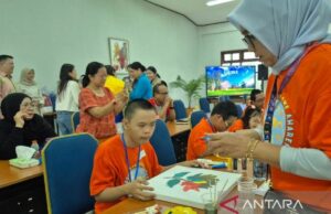 Bogor Botanical Gardens celebró una competencia de pintura para niños con ‘síndrome de Down’ Bogor Botanical Gardens celebró una competencia de pintura para niños con 'síndrome de Down'