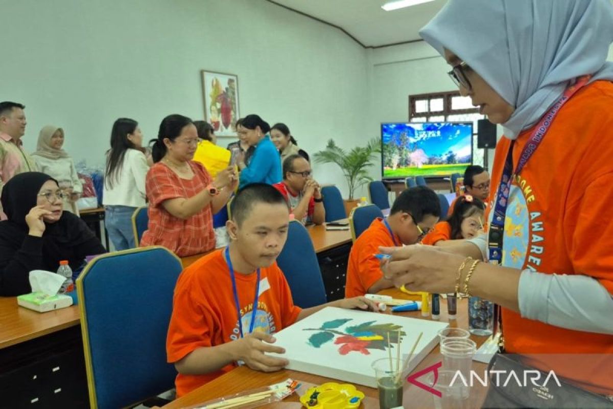 Bogor Botanical Gardens celebró una competencia de pintura para niños con 'síndrome de Down'

