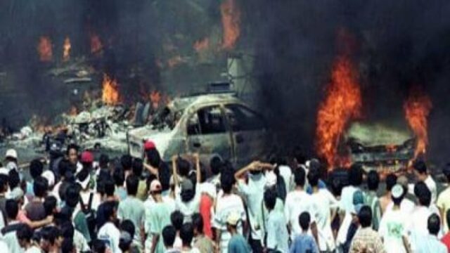 El Foro de Activistas de Mujeres Jóvenes pregunta al Ministro de Cultura Fadli Zon que se disculpa por la tragedia 98

