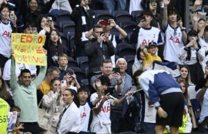 Tottenham multado por no frenar los cantos homofóbicos durante el juego de la Premier League de Man United Tottenham multado por no frenar los cantos homofóbicos durante el juego de la Premier League de Man United