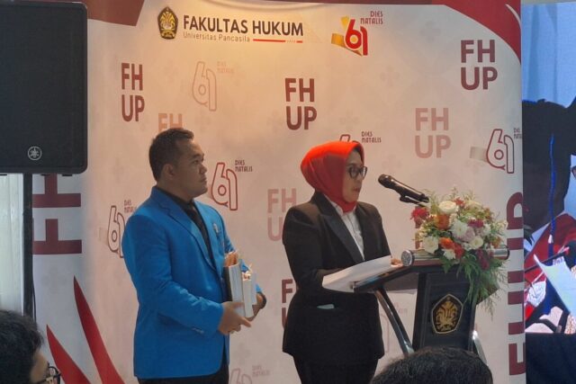 El político Dwi Ria Latifa ganó un doctorado en derecho de FHUP

