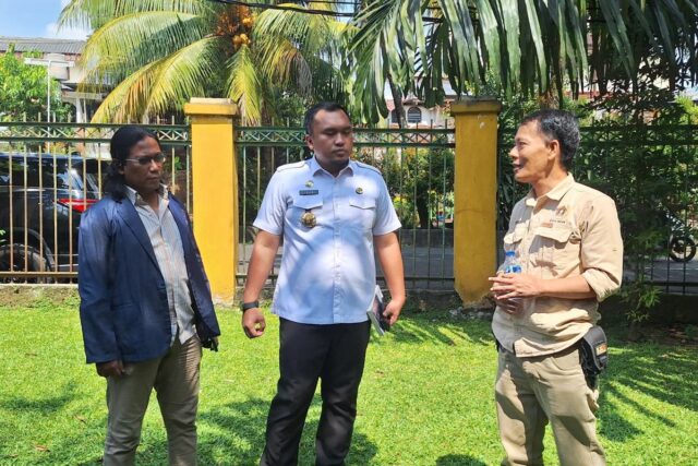 Inmigration DePok ejecuta un programa de tabla de una tetumbra con una persona de prensa

