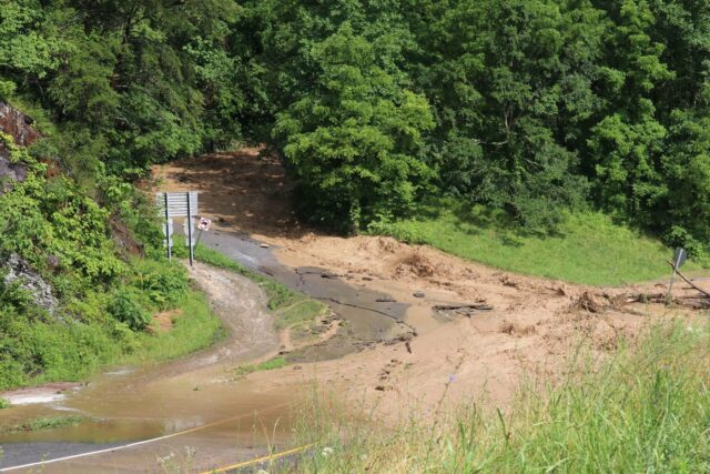 Trail of the Apalaches damaged and standing hostel of bears evacuated in the midst of sudden floods

