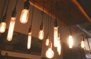 Aparentemente, es un tipo de lámpara de luz descendente que hace que la casa sea lujosa Aparentemente, es un tipo de lámpara de luz descendente que hace que la casa sea lujosa