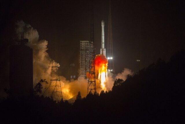 China lanza satélite de comunicación para Argelia

