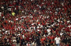 6 artistas indonesios llegan a Japón apoyan directamente al equipo nacional indonesio en el partido de clasificación de la Copa Mundial 2026