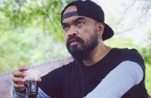 Famoso como actor y comediante, Peppy comenzó a rodar ocupado detrás de escena Komedian Peppy.