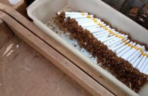 La industria de Kretek está deprimida por las regulaciones gubernamentales a pesar de la donación de cientos de miles de millones de miles de millones para el país. La industria de Kretek está deprimida por las regulaciones gubernamentales a pesar de la donación de cientos de miles de millones de miles de millones para el país.