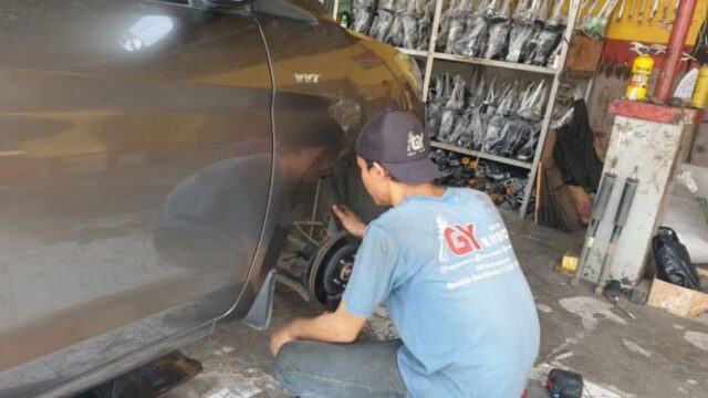 El agua estancada cuando llueve puede atrapar, las piernas del El agua estancada cuando llueve puede atrapar, las piernas del automóvil se convierten en sacrificios